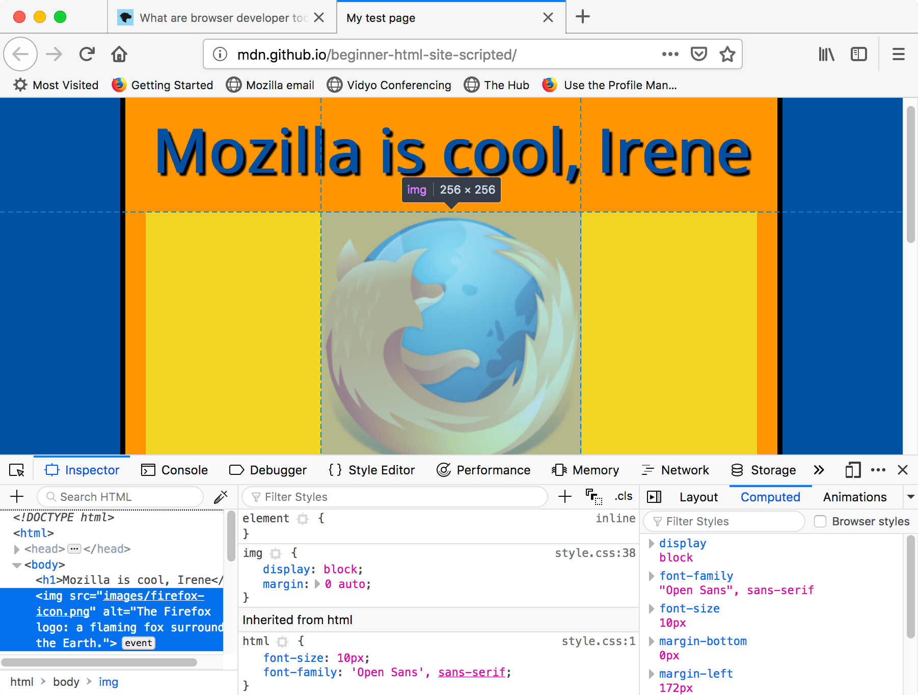 Eine Test-Website ist in einem Tab des Browsers geöffnet. Das Unterfenster der Entwicklerwerkzeuge des Browsers ist geöffnet. Die Entwicklerwerkzeuge haben mehrere Registerkarten. Inspektor ist eine dieser Registerkarten. Die Inspektor-Registerkarte zeigt den HTML-Code der Website an. Ein Bild-Tag ist aus dem HTML-Code ausgewählt. Dies führt zur Hervorhebung des Bildes, das dem ausgewählten Tag auf der Website entspricht.